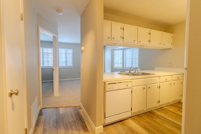 Building Photo - Charming, Updated Condo in Prime Downtown Traverse City Location!