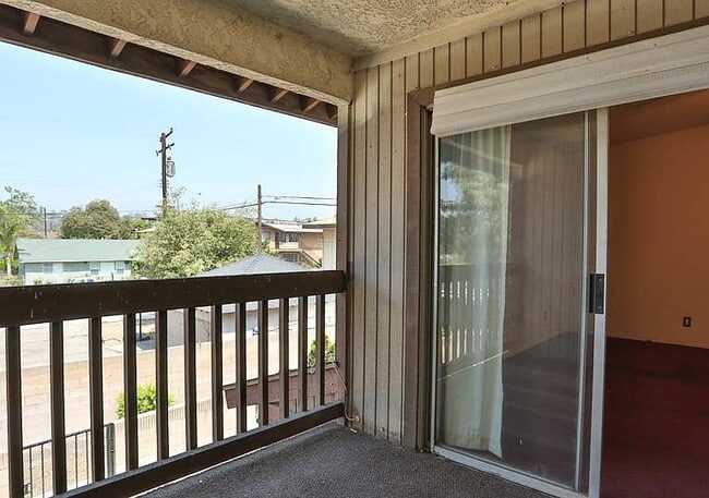 Building Photo - "Charming 2-Bedroom Retreat with Spacious ...
