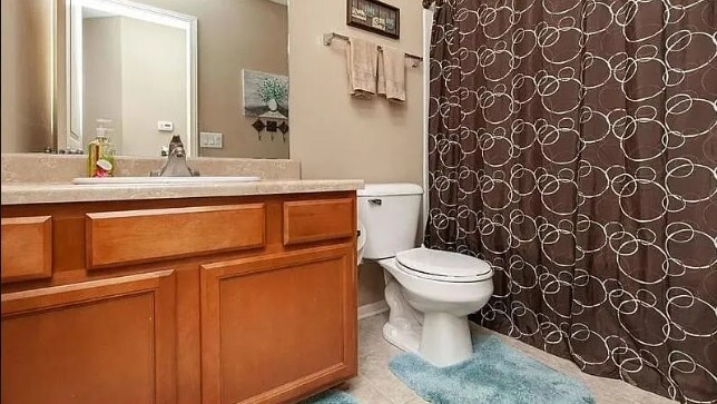 Main bath - 407 NE 46th St