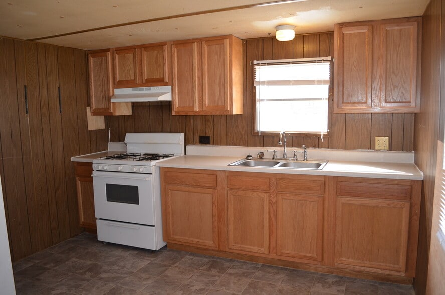 Building Photo - 8000 Rolling Hills Dr