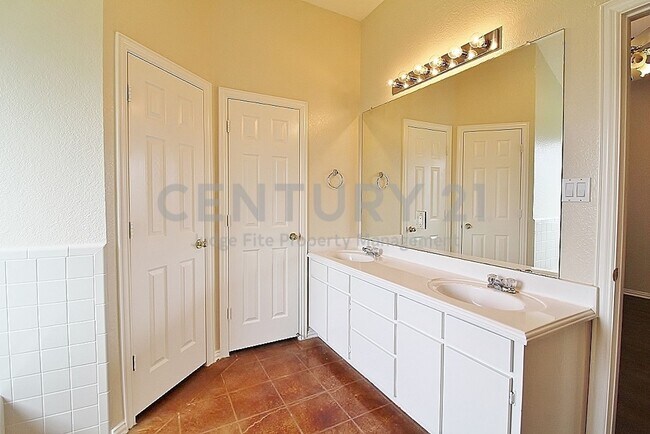 Building Photo - 302 Aspen Ct W
