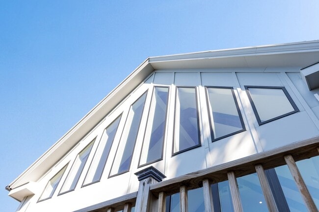 Building Photo - 719 E 2nd St