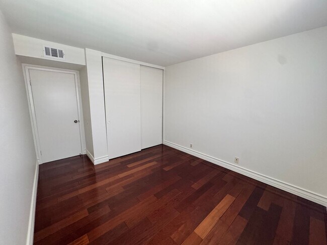 Building Photo - 10 Sunridge