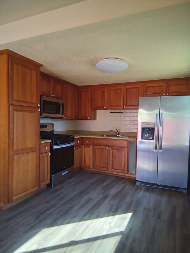 Building Photo - Nicely remodeled 3 bedroom 2 bath home wit...