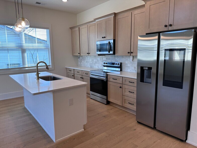 Building Photo - 136 McCowat St