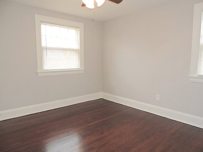 Building Photo - 3 Bed - 1.5 bath Colonial for Rent!