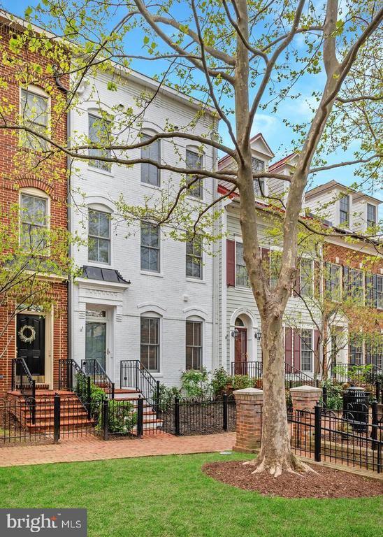 Building Photo - 420 Cook St