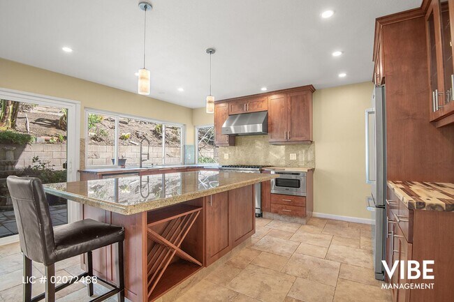 Building Photo - WESTLAKE HILLS- 5 BEDROOMS on a Quiet Street. Walk to everything!!!