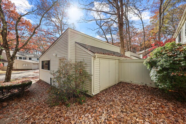 Building Photo - 27 Farmington Chase Crescent