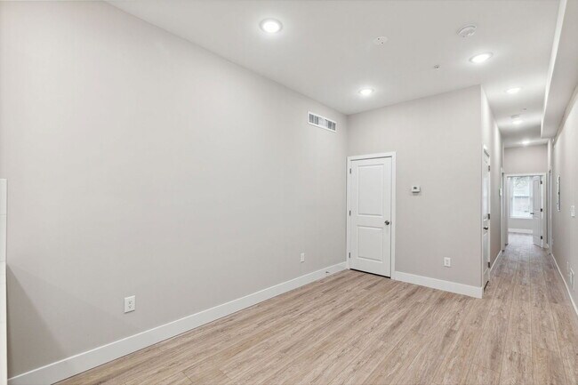 Building Photo - 1333 E Snyder Ave