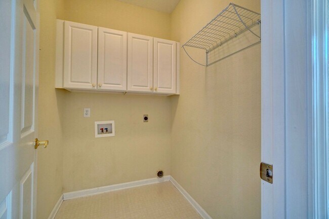 Building Photo - MUST SEE!! 3-Bedroom Home in Bay Breeze Point! Vaulted Ceilings - 1st Floor Primary Bedroom - Att...