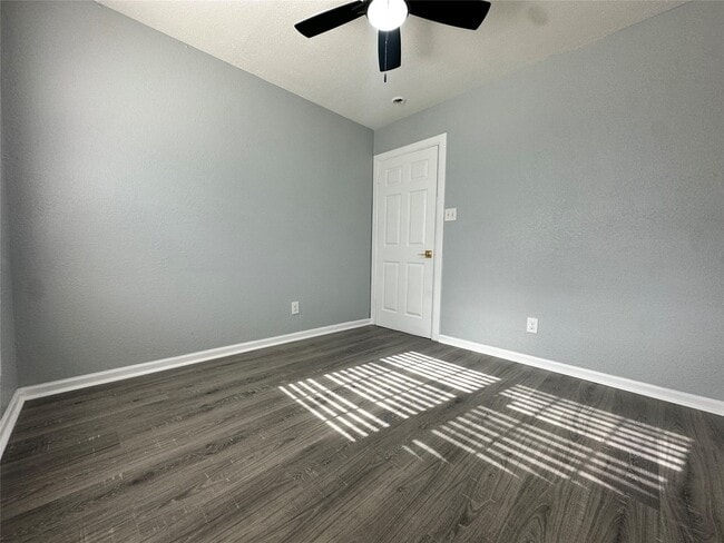 Building Photo - 502 Ave F