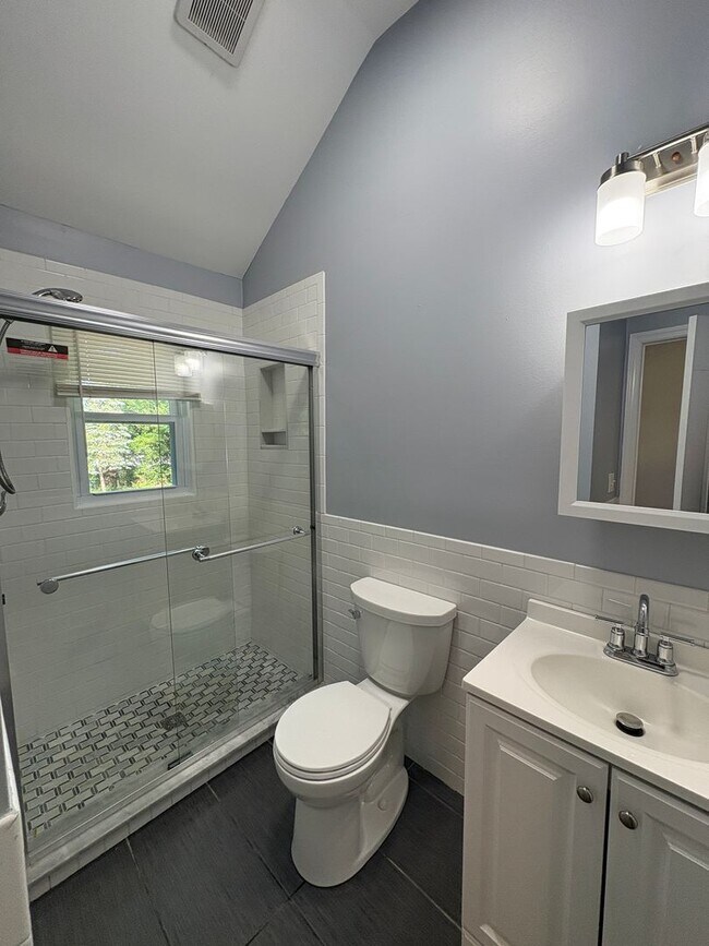 Building Photo - Charming 4-Bedroom 2-Bathroom Home in Nept...