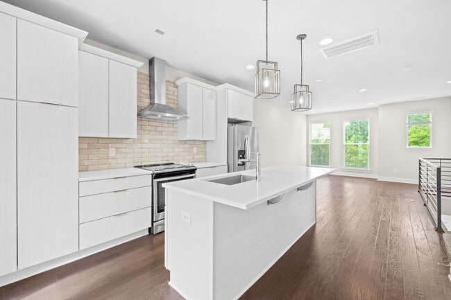 Building Photo - Beautiful Townhome in the Heart of Wesley Heights