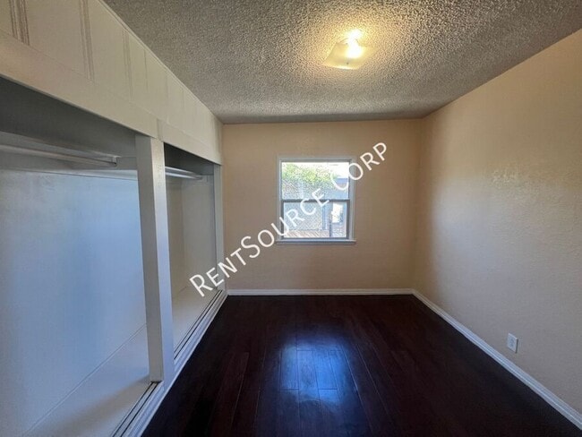 Building Photo - 920 Flora St