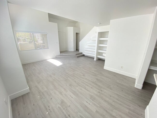 Building Photo - Charming 3 Bed/3Bath Townhome nestled in t...