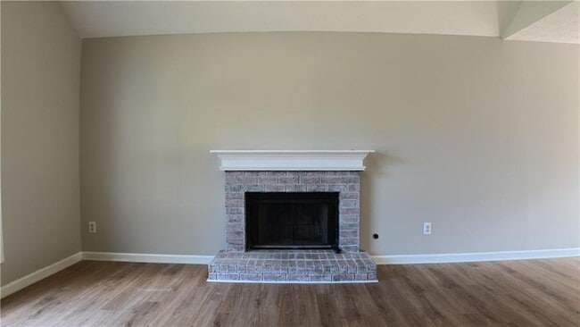 Building Photo - 2575 Overlake Dr