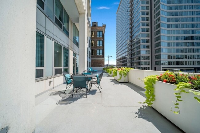Building Photo - 701 S Wells St