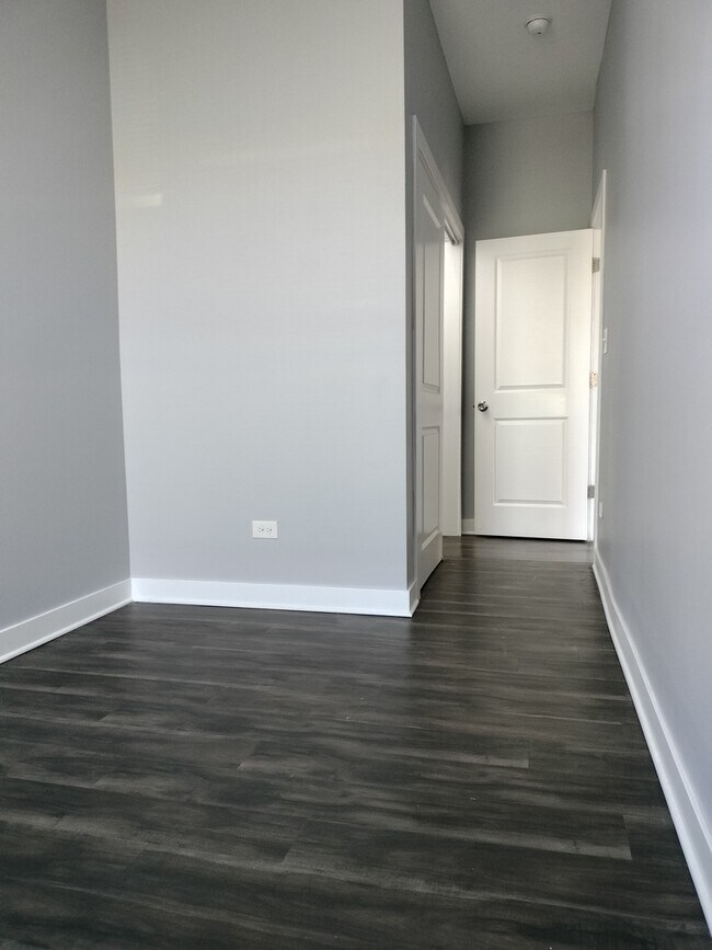 Building Photo - 1945 W 48th St