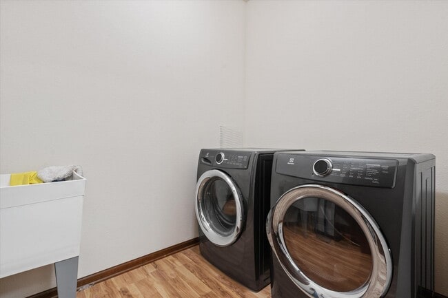 Building Photo - N42W22770 Beacon Ct
