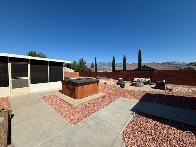 Building Photo - Beautiful home in La Verkin with all the v...