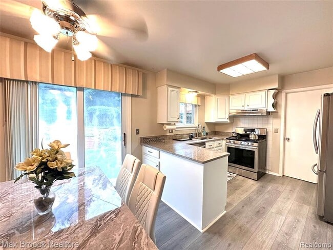 Building Photo - 6942 Leslee Crest Dr
