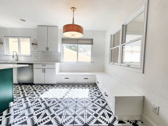 Building Photo - 3/BR 2/BA Single-Level Home with Sunroom a...