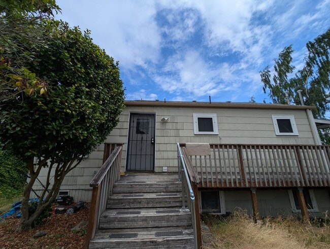 Building Photo - Manette View Apartment For Rent! Will Not ...