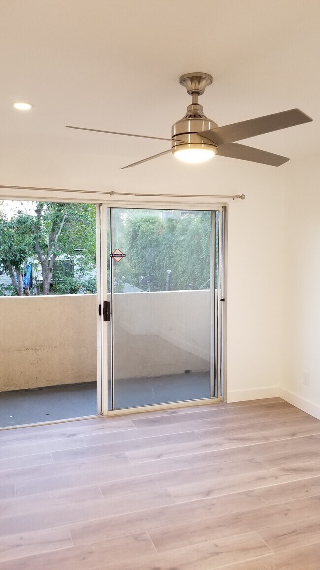 Building Photo - 6525 Woodley Ave