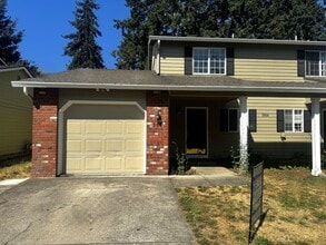 Building Photo - 3 bed 2 bath Duplex