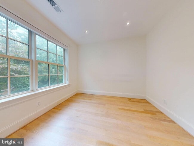 Building Photo - 1808 Riggs Pl NW