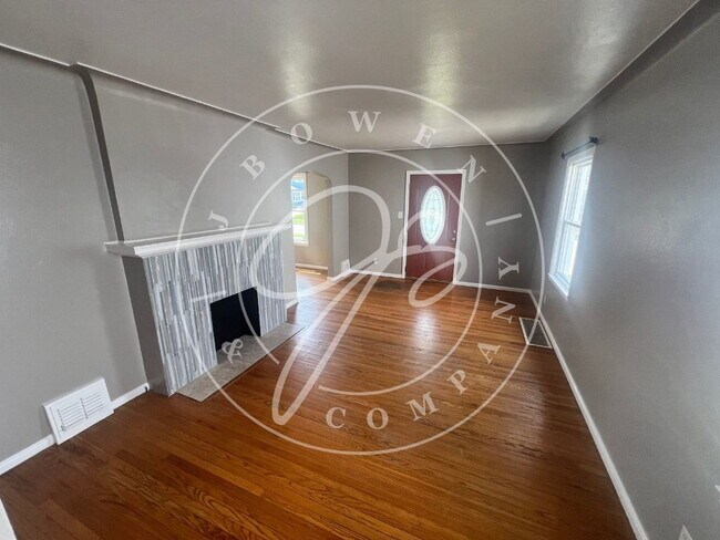 Building Photo - 4526 N Lockwood Ave