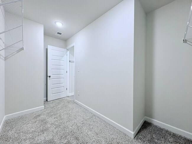 Building Photo - 220 Coulter Ct