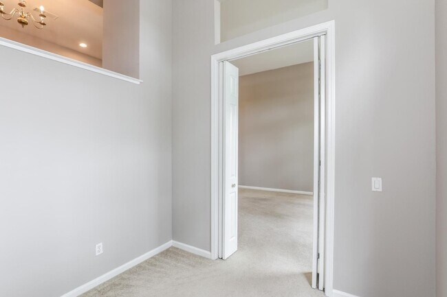 Building Photo - 572 Blackwood Terrace