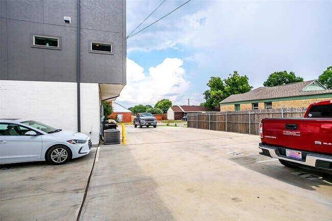 Building Photo - 3515 S Hills