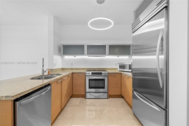 Building Photo - 16275 Collins Ave
