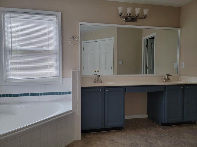 Building Photo - 2790 Suwanee Lakes Trail NW