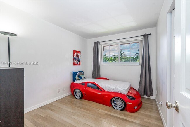 Building Photo - 680 Tennis Club Dr