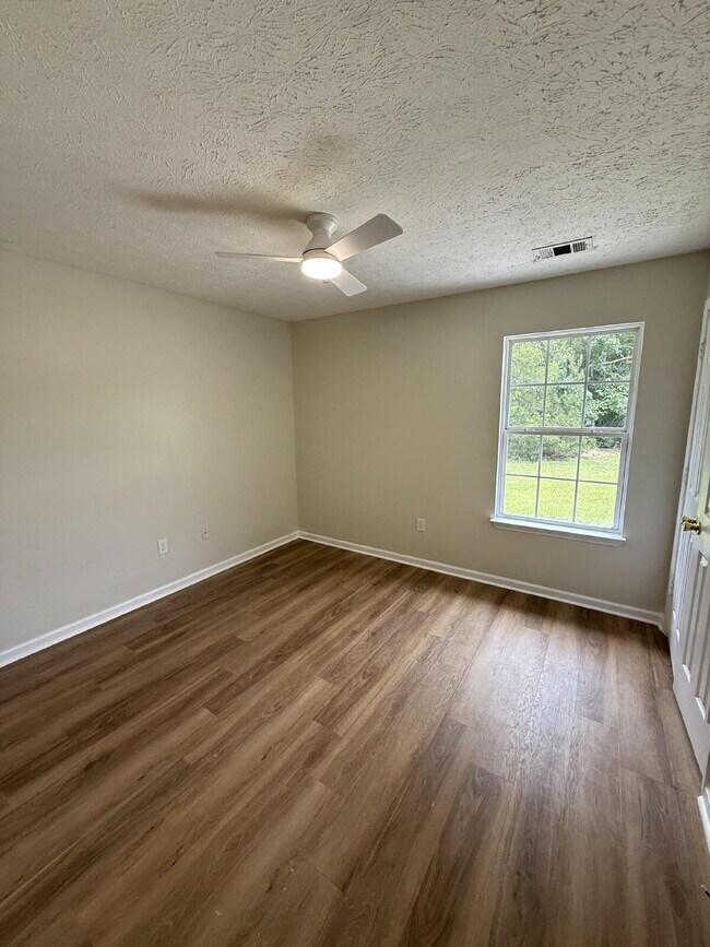 Building Photo - Charming 3-Bedroom Bloomingdale Retreat on over 1 acre!