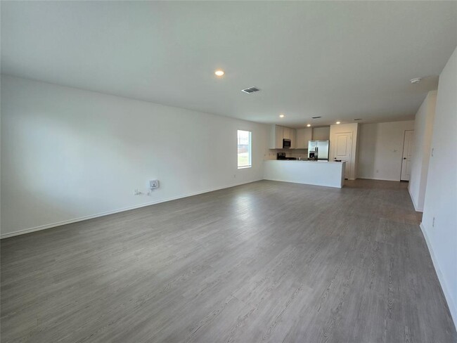 Building Photo - 12920 Eastland Dr