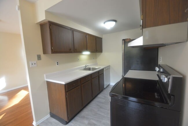 Building Photo - Recently Updated 3 Bedroom 1 Bath in Newark with a Partially Finished Basement