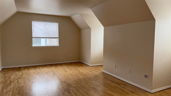 Building Photo - 3 Bedroom, 2.5 Bathroom house!!