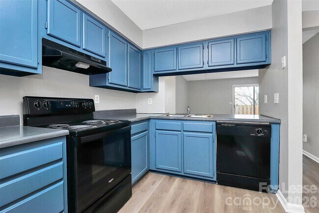 Building Photo - 650 Lex Dr