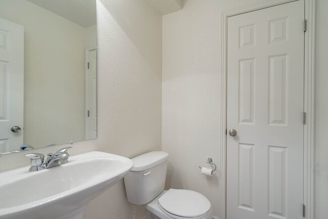 Building Photo - 3 Bedroom 2.5 Bathroom - Hidden Valley Tow...