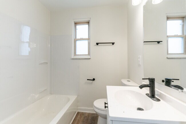 Building Photo - 2243 Safford Ave