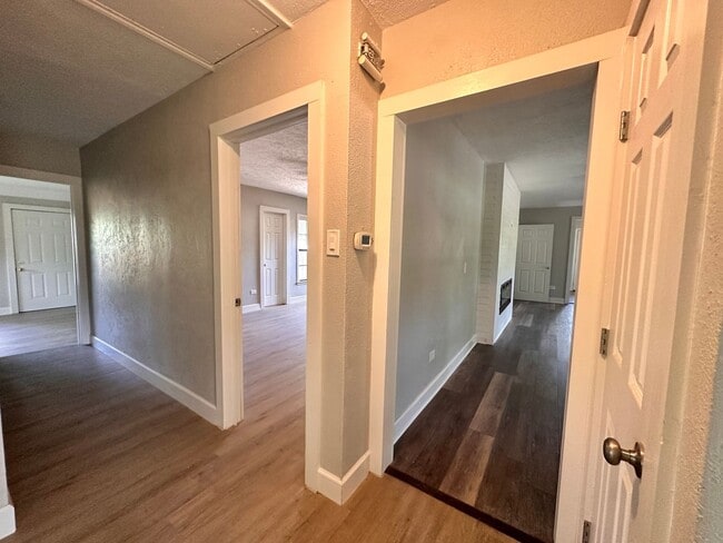 Building Photo - Charming 3 Bed 2 Bath Home with Bonus Den and Detached Garage