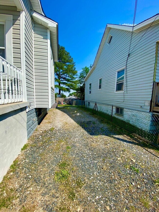 Building Photo - Charming 2 Bedroom/1.5 Bathroom Home with Large Backyard in Colgate, Baltimore, MD!