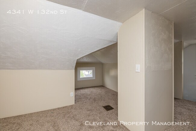 Building Photo - Updated West Side Colonial