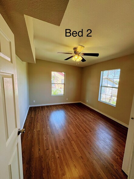 Building Photo - Room in House on Rounds St