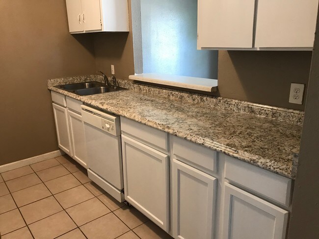 Kitchen - Gladefield Garden Apartments